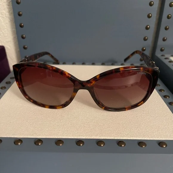 Women Polaroid Tortoise Shell Sunglasses - Picture 7 of 8